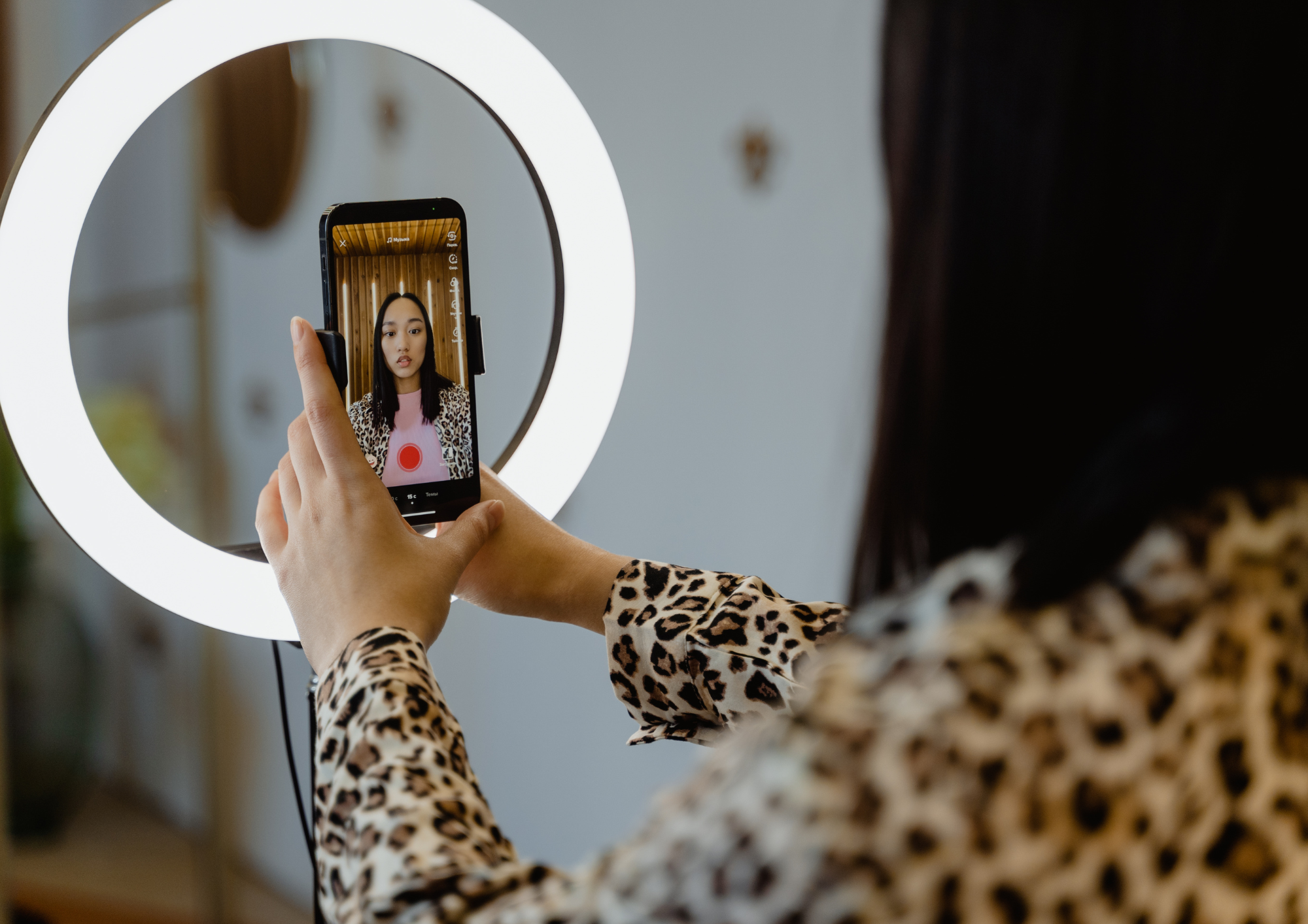 how does the tiktok algorithm work​